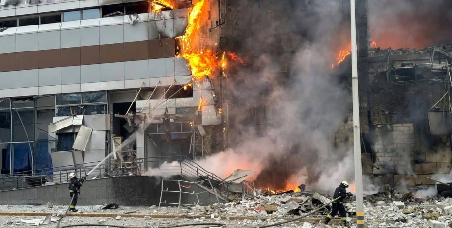 днепр попадание ракеты ракетный удар, украина ракетный удар, 29 декабря ракеты, днепр попадание ракеты, тц днепр