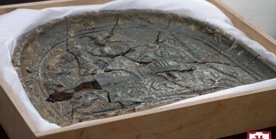 археологическая находка, исторические раскопки, городской герб, древний герб, историческое наследие, городская реконструкция, история Украины, муниципальное управление, археологические исследования, волынская область