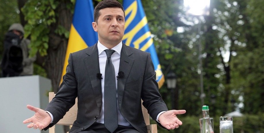 Володимир Зеленський розводить руками