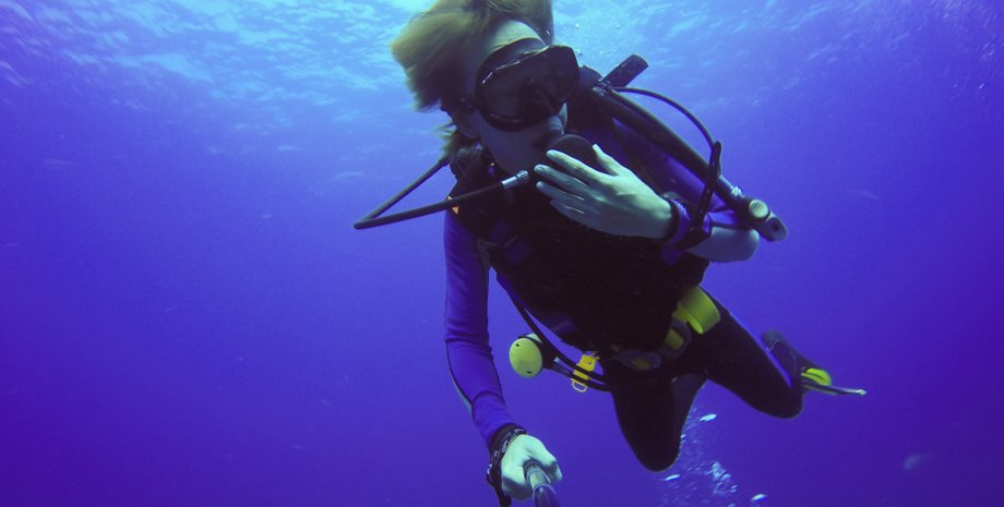 Грабіж у ластах: невідомий у гідрокостюмі обікрав ресторан на тисячі доларів