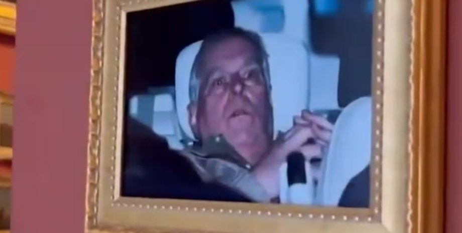 Позорное фото принца Эндрю вывесили в Лувре принц Эндрю фото