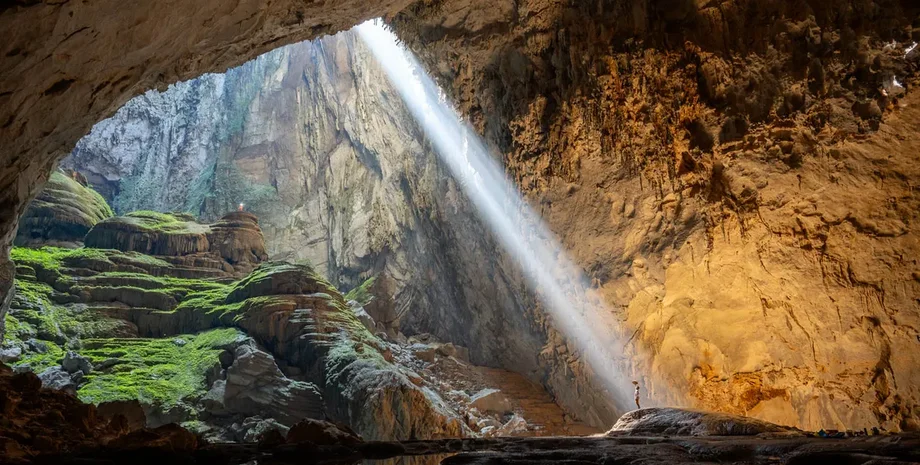 Самой большой в мире пещерой является Шондонг