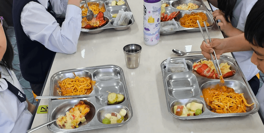 Вчитель показав, чим у школі годують дітей