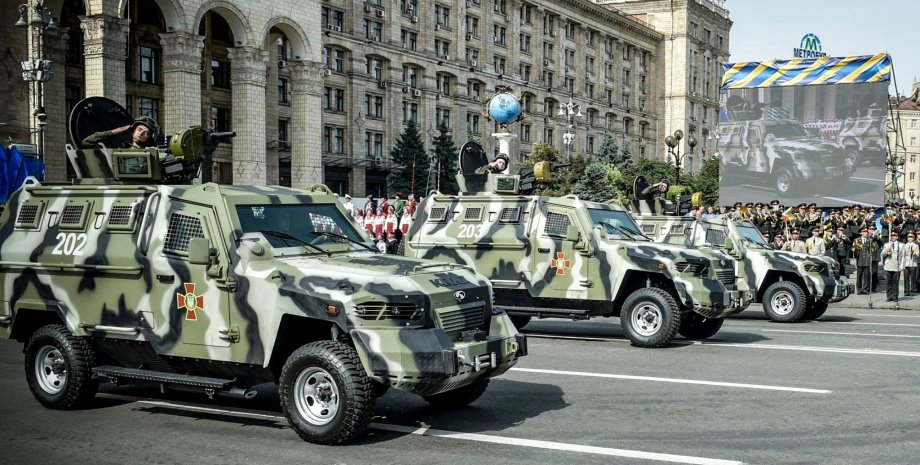 Новые "Кугуары" на параде в Киеве / Фото пресс-службы президента