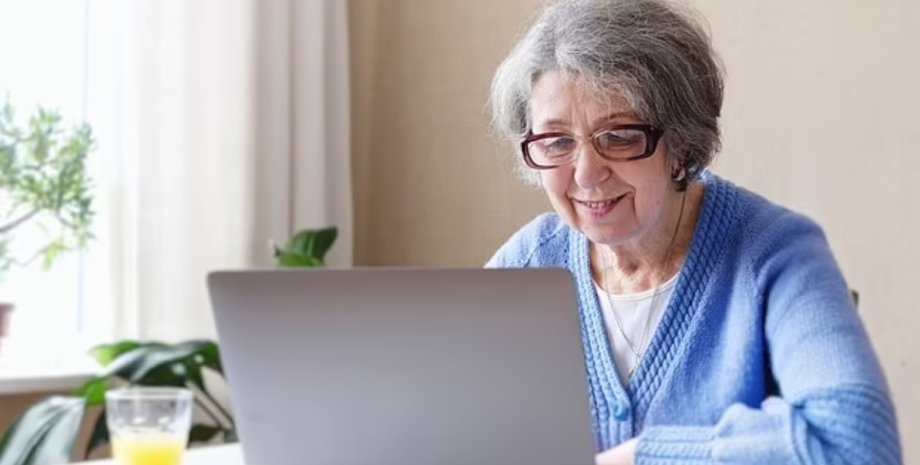 жінка, ноутбук, деменція, інтернет