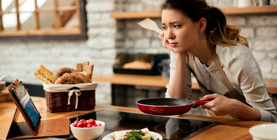 Женщина на кухне, готовит ужин, незнакомка на кухне, приготовила ужин в чужом доме, проникла в чужой дом, как приготовить ужин,