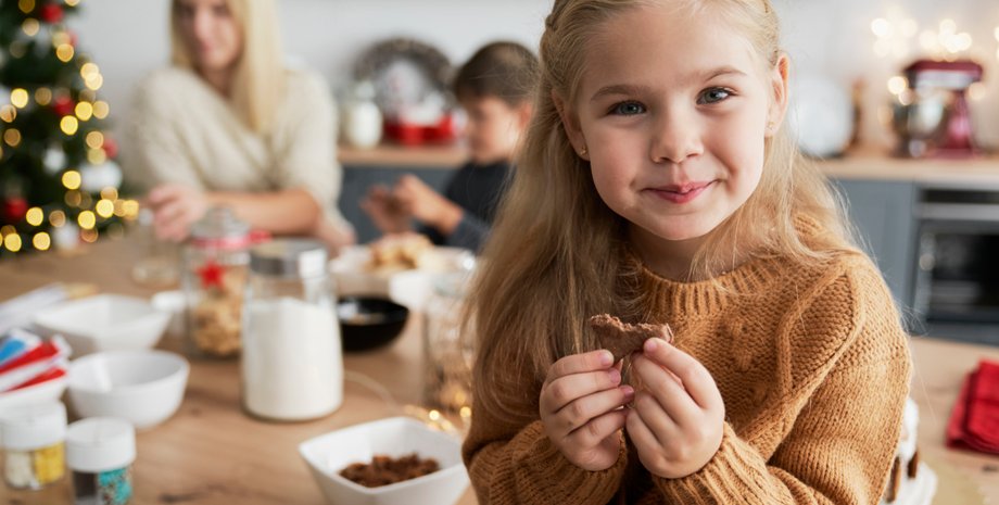 Девочка ест печенье