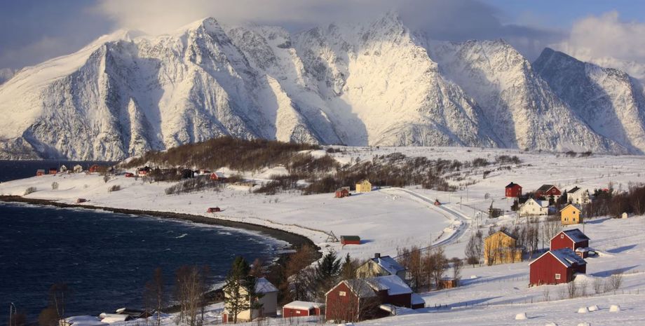 Похороненный заживо мужчина выжил под лавиной и вызвал спасателей, подробности невероятной истории в Норвегии