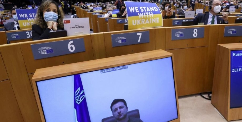 Депутаты Европарламента демонстрируют поддержку Украины