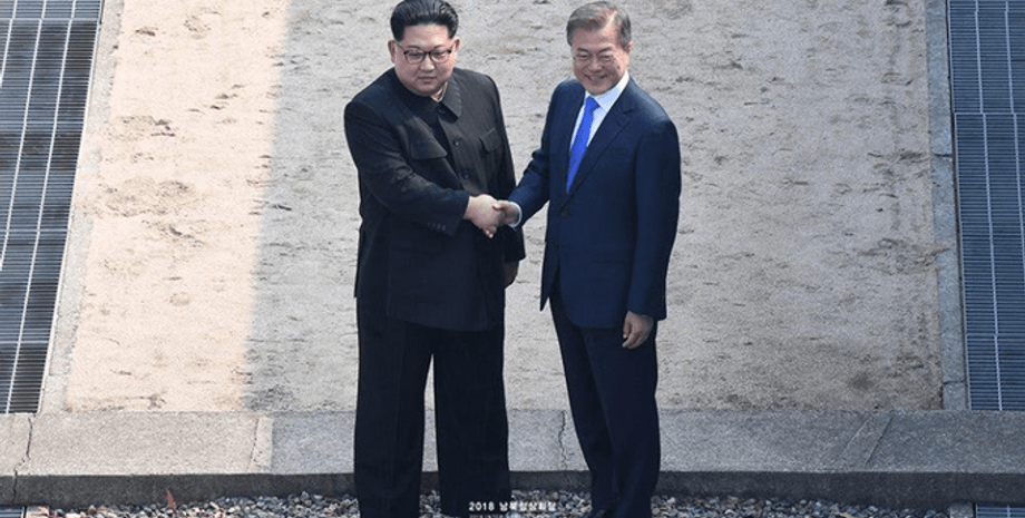 Ким Чем Ын и Мун Чжэ Ин/Фото: twitter.com/TheBlueHouseKR