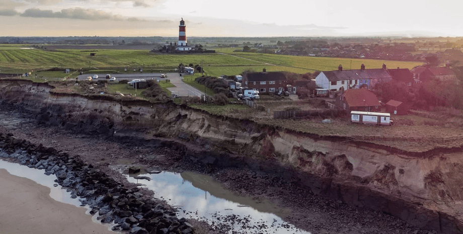 Дом, дом рухнет в море, окажется в воде, рухнет с обрыва, эрозия земли, штормы, женщина боится потерять дом, край обрыва