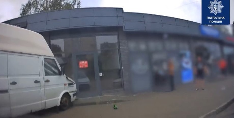 Автобус в'їхав у кіоск