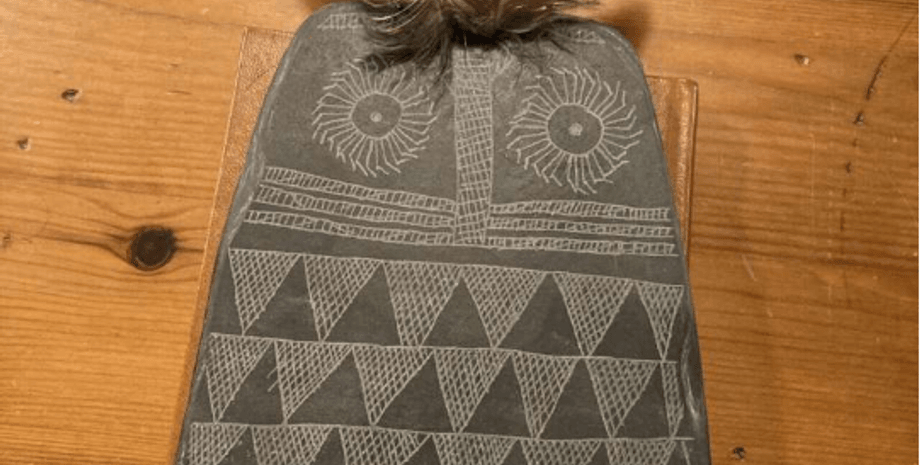 кам'яна плита, фігурка сови