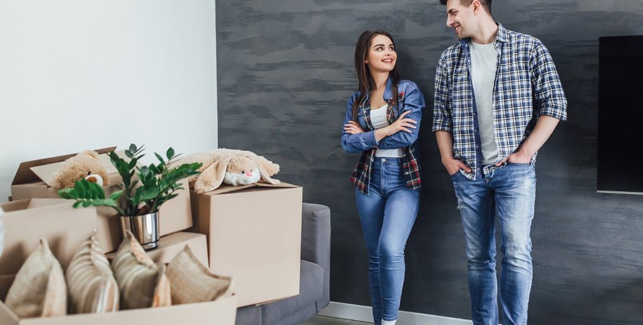 Пара переехала в новую квартиру, а через несколько часов нашла записку с угрозами