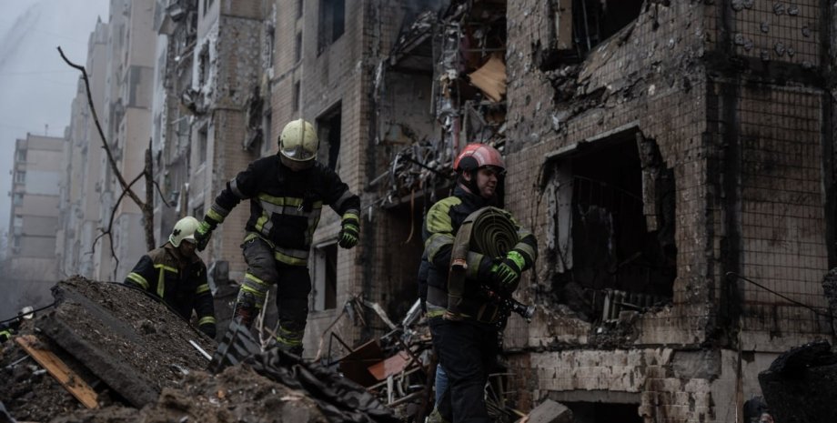 Разрушения, обстрел, атака, дом, квартиры, спасатели, Киев, Соломенский район, война в Украине, фото