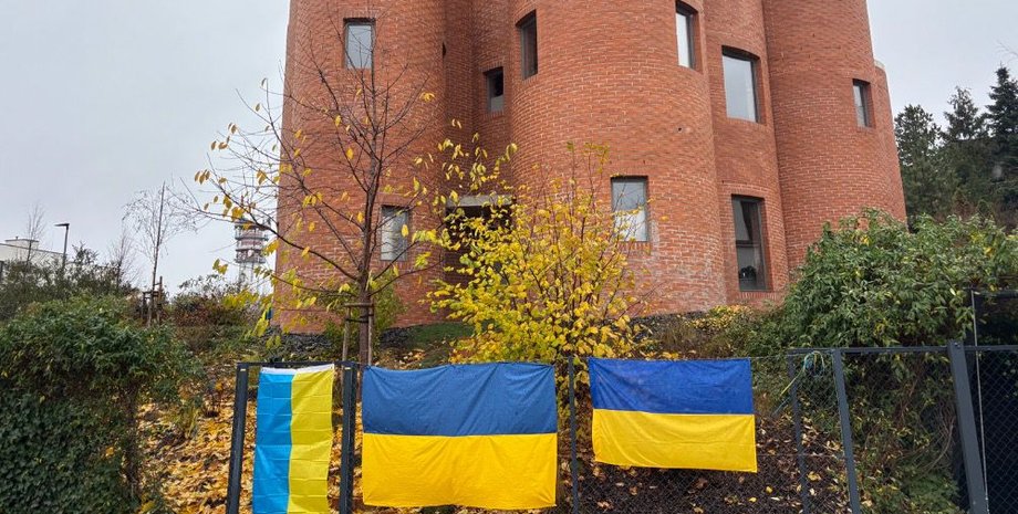 Українські прапори біля будинку Томіо Окамури