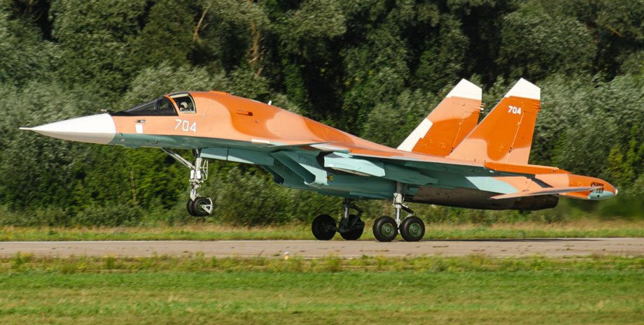 Винищувач Су-34 помаранчевого кольору помітили в РФ