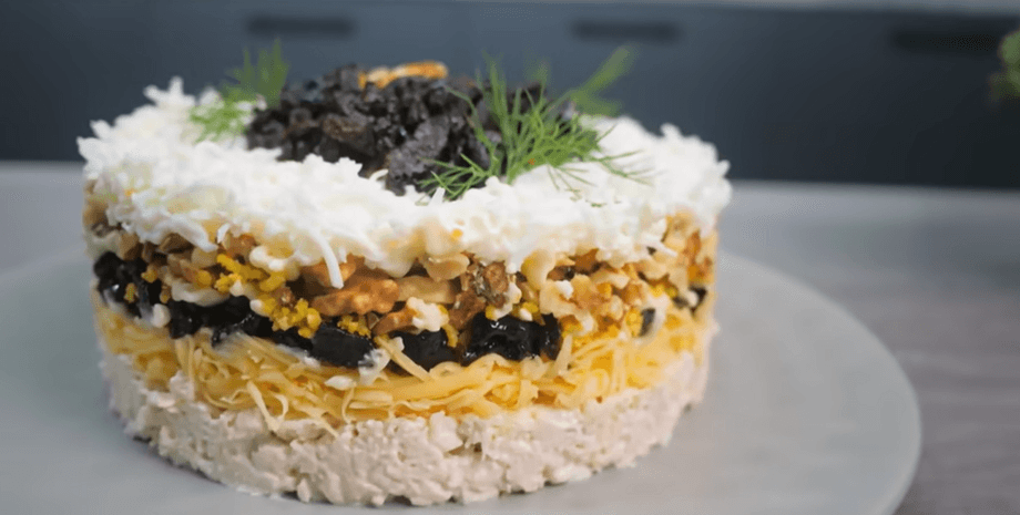 салат с курицей, черносливом и орехами