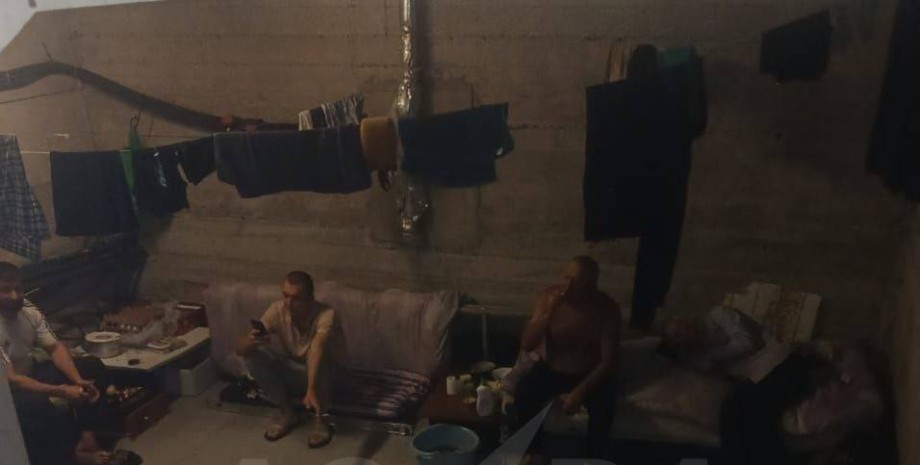 Россияне удерживают украинцев в подвале на КПП "Верхний Ларс" Россияне удерживают украинцев в подвале на КПП "Верхний Ларс"