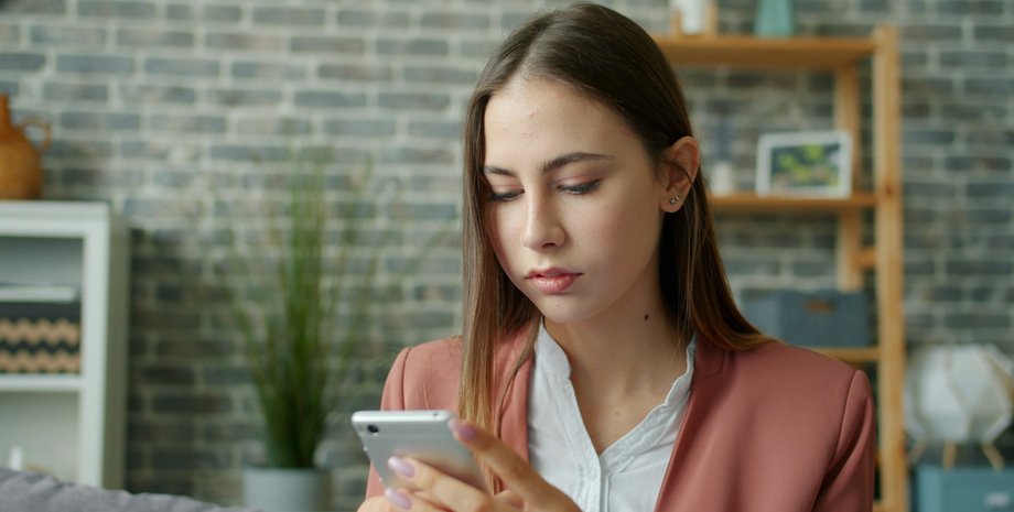 Дівчина зі смартфоном