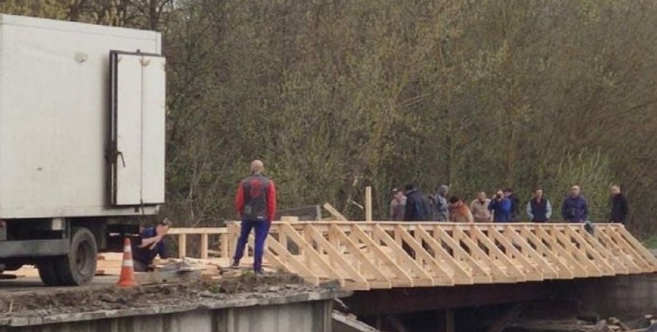 тимчасова переправа, зруйнований міст, тимчасовий міст, ремонт доріг в Україні, ремонт мостів