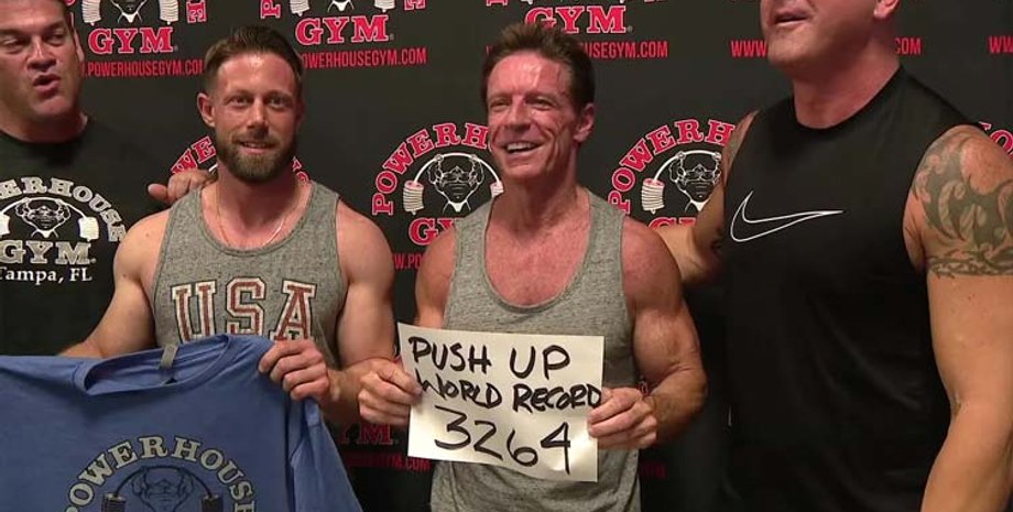 Мужчины, спортсмены, рекорд, спортзал, спорт, отжимание