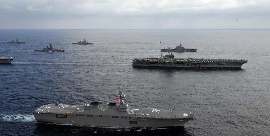 Вертольотоносці Японії в морі