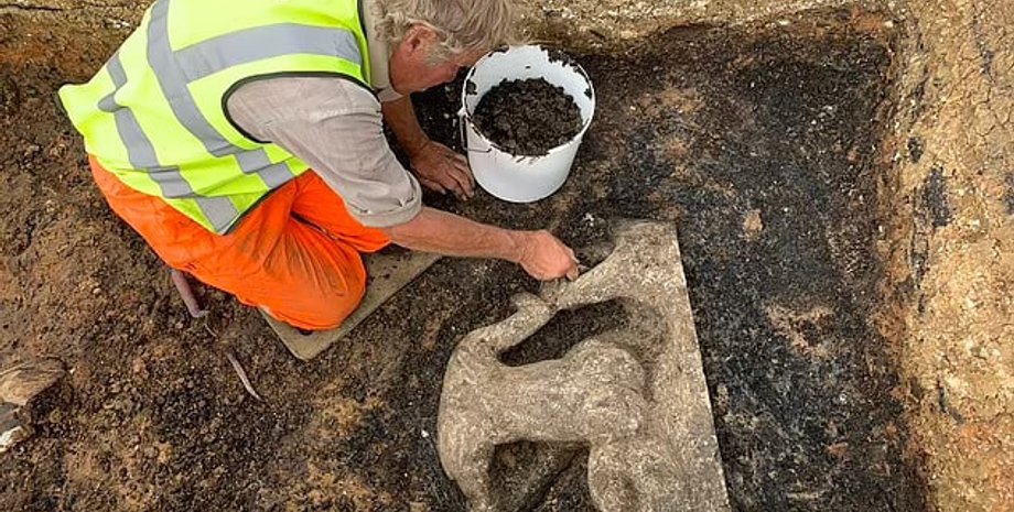 Римская статуя Тритона, археологическая находка в Кенте, раскопки в Тейнхеме, древнеримские артефакты, скульптура Тритона, Кентерберийский археологический фонд, римский мавзолей, исторические раскопки, археология, римская мифология