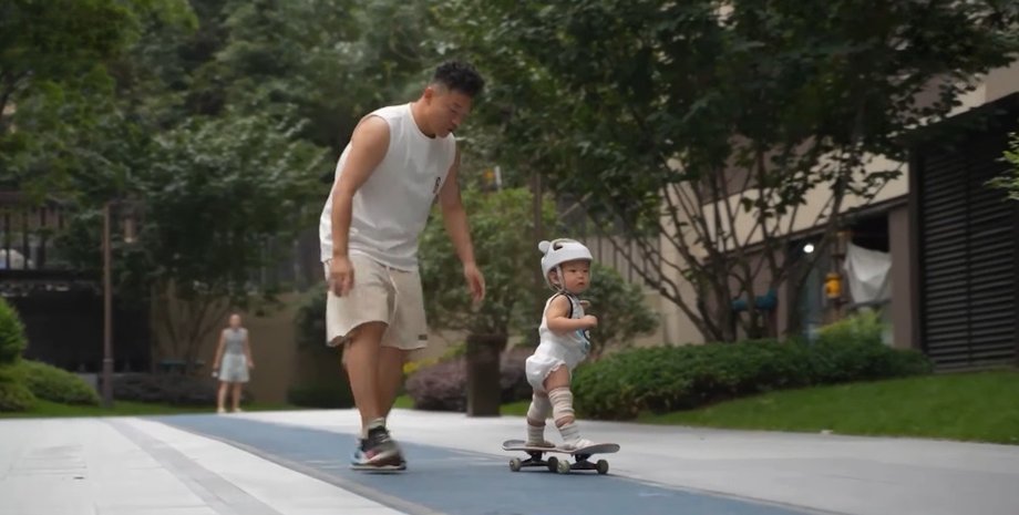 11-месячный Хуаньцзюань катается на скейте