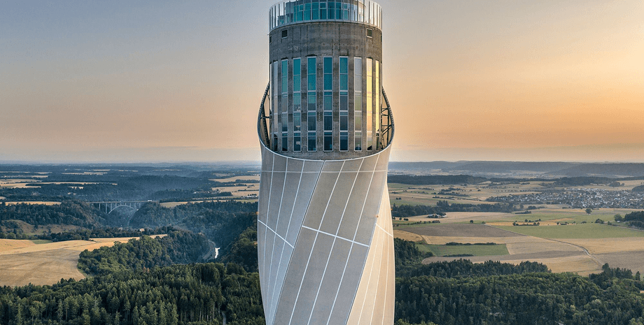 Хмарочос у лісі, вежа в лісі, незвичайна будівля, будівля посеред лісу, вежа посеред лісу, випробування ліфтів, TK Elevator Testturm