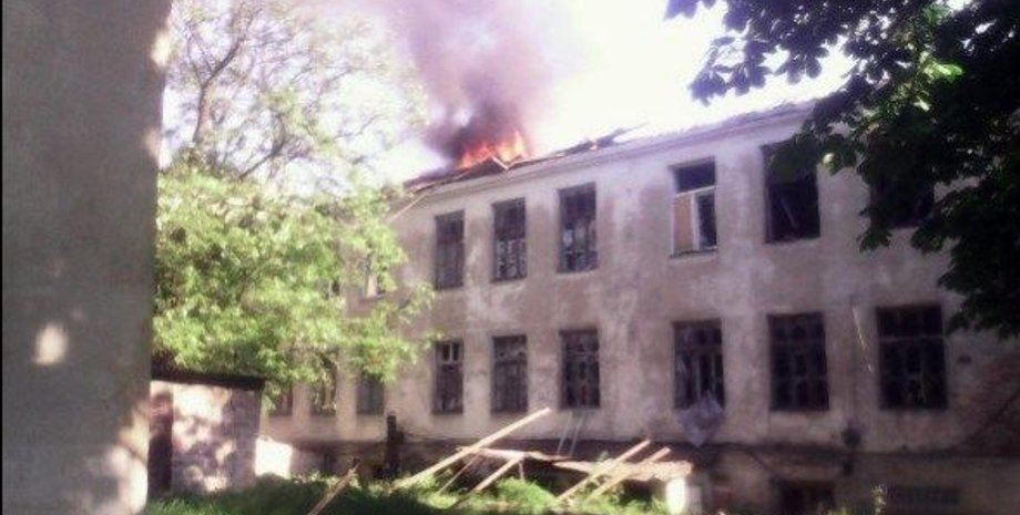 Горящая школа в Красногоровке / Фото: twitter.com/666_mancer