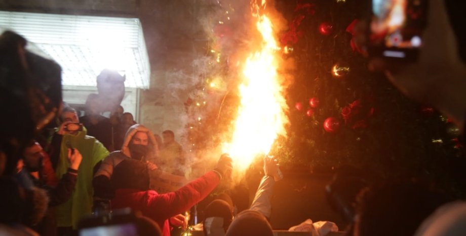 тирана, албания, протесты, рождественская елка