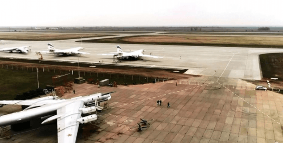 На аэродроме "Энгельс-2" находятся два бомбардировщика Ту-160 и один Ту-95МС