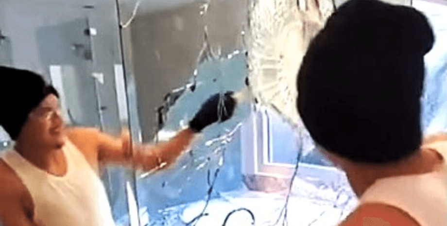 Будівельники зруйнували ванну кімнату, будівельники, вірусне відео, нова ванна кімната, ремонт у ванній, не отримали гроші