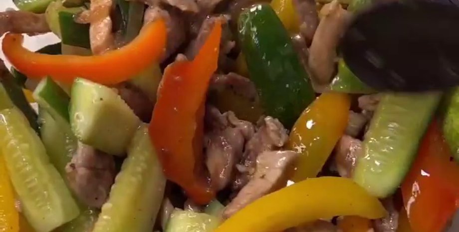 салат со свининой и огурцами