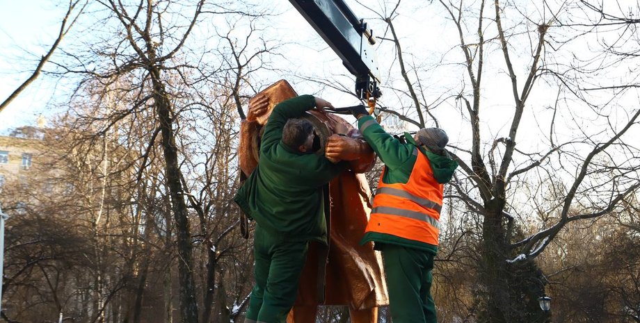 Демонтаж, пам'ятник, Київ, Валерій Чкалов, декомунізація, дерусифікація