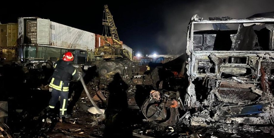 спалені вантажівки після обстрілу Одеси 23 лютого