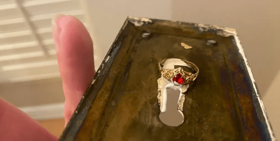 Кольцо с красным камнем, найденное внутри дверной ручки 112-летнего дома во время ремонта
