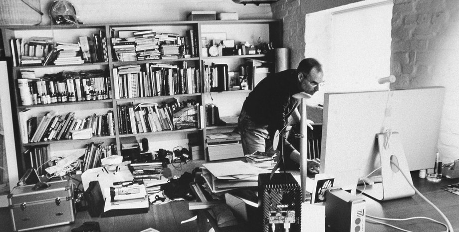 Стив Джобс в домашнем офисе, декабрь 2004 года. Фото: Diana Walker. Источник — www.spd.org
