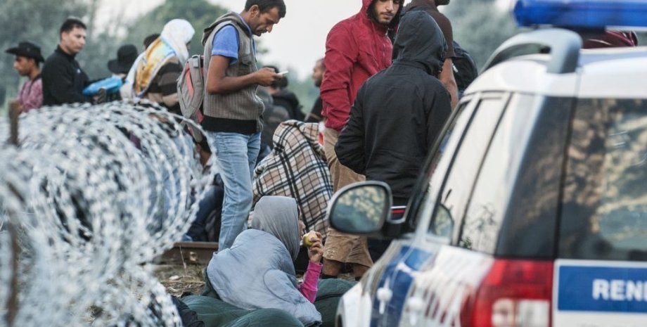 Нелегальные мигранты на границе Фото: EPA