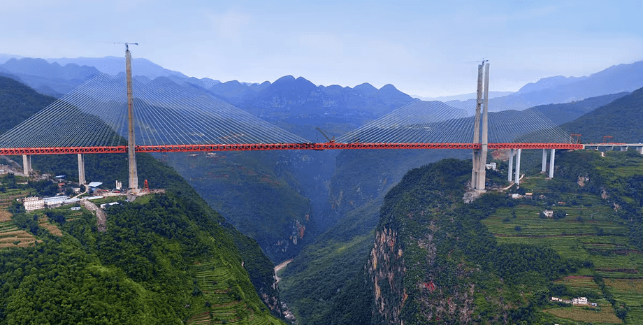 Найвищий міст, міст у Китаї, міст у небесах, найвищий міст у світі, літає в хмарах, інженерний шедевр, визначна пам'ятка, туристи
