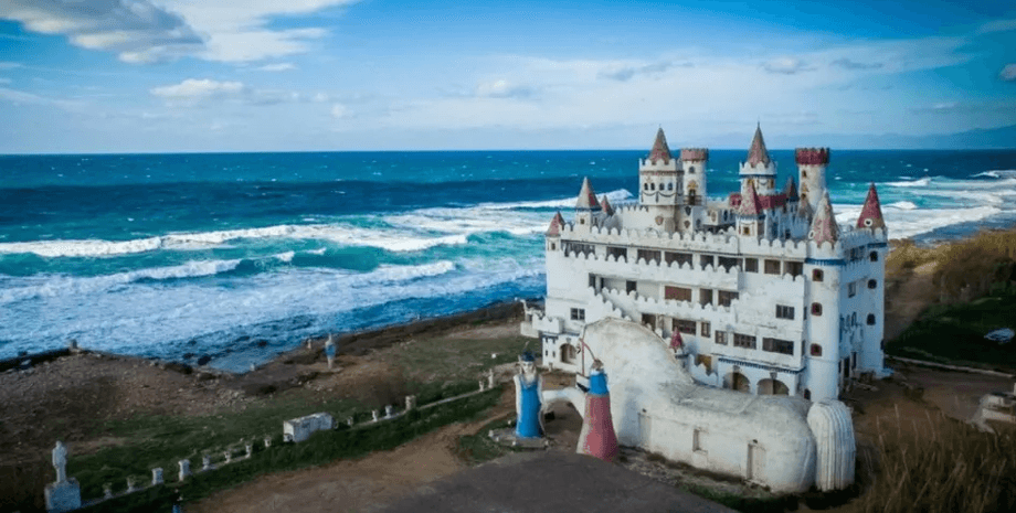 Заброшенный замок, греческий Диснейленд, бросили гнить, жуткие статуи, на страже, гигантский конь, троянский конь,