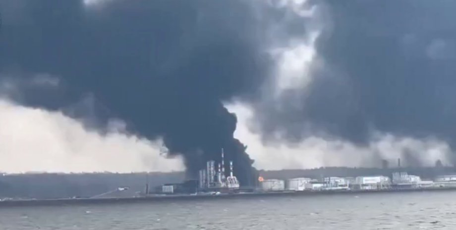 В порту Усть-Луга в Ленинградской области России в результате атаки беспилотников зафиксированы масштабные повреждения.