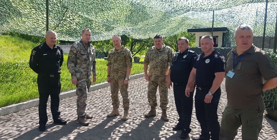 Дмитрий Ценов третий слева / Фото: facebook.com/Vyacheslav.Abroskin