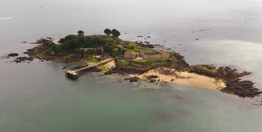 Острів Дрейка, продаж острова, приватний пляж, продаж острова, оборонна лінія, старі казарми, острів серед моря,