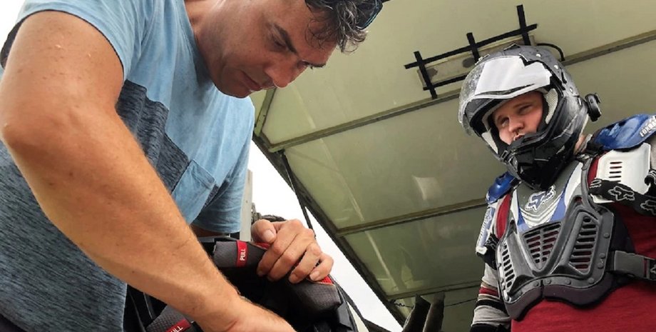 Слепой мотоциклист, слепой байкер, незрячий мотоциклист, кроссовый мотоцикл