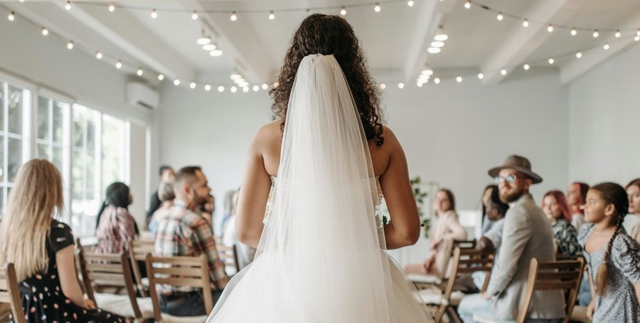 напад, весілля, курйози Родичка облила наречену фарбою під час церемонії: причина конфлікту вразила копів (фото)