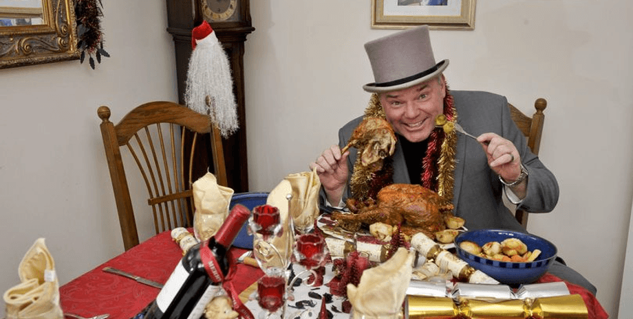 Мужчина празднует Рождество уже 31 год, Мистер Рождество, необычный стиль жизни, Рождественский ужин, пьет шампанское каждый день