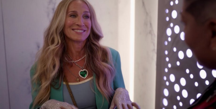 кэрри брэдшоу, колье, VETEMENTS, ожерелье, и просто так, секс в большом городе, модный образ