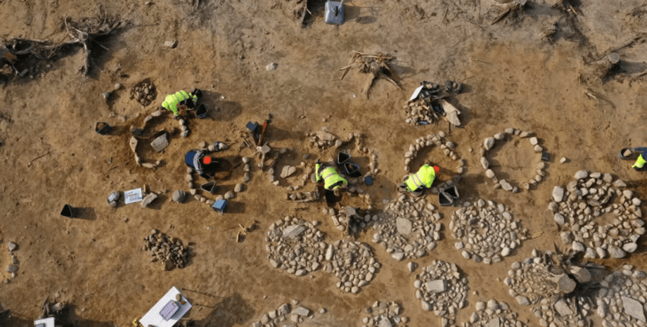 археологи, археология, гробница, захоронение, дети, раскопки, камень, кости, могила, Норвегия, находка, круг, общество